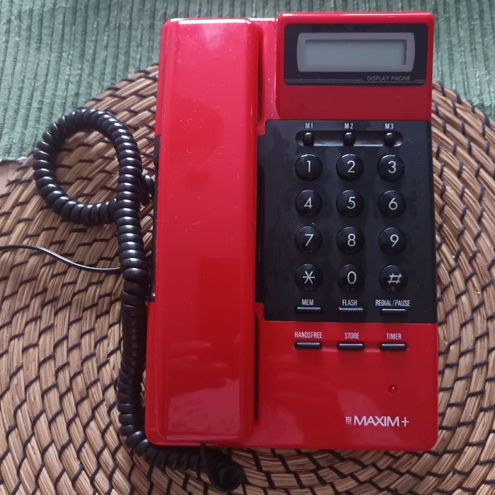 Czerwony telefon stacjonarny