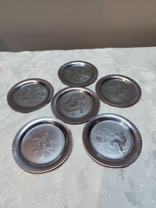 ZESTAW KOLEKCJONERSKI, 6 Metalowych Podstawek z Folklorem
