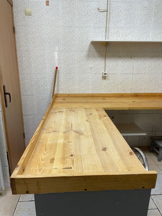 Деревʼяна стільниця