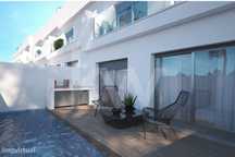 Moradia T3 geminada com linhas contemporâneas, com Piscina e carport n