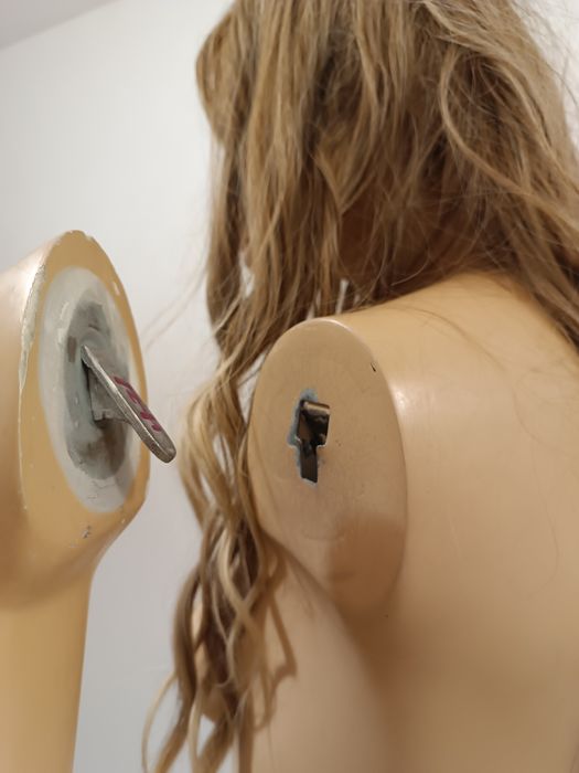 Manekin całopostaciowy naturalny z peruką długie włosy