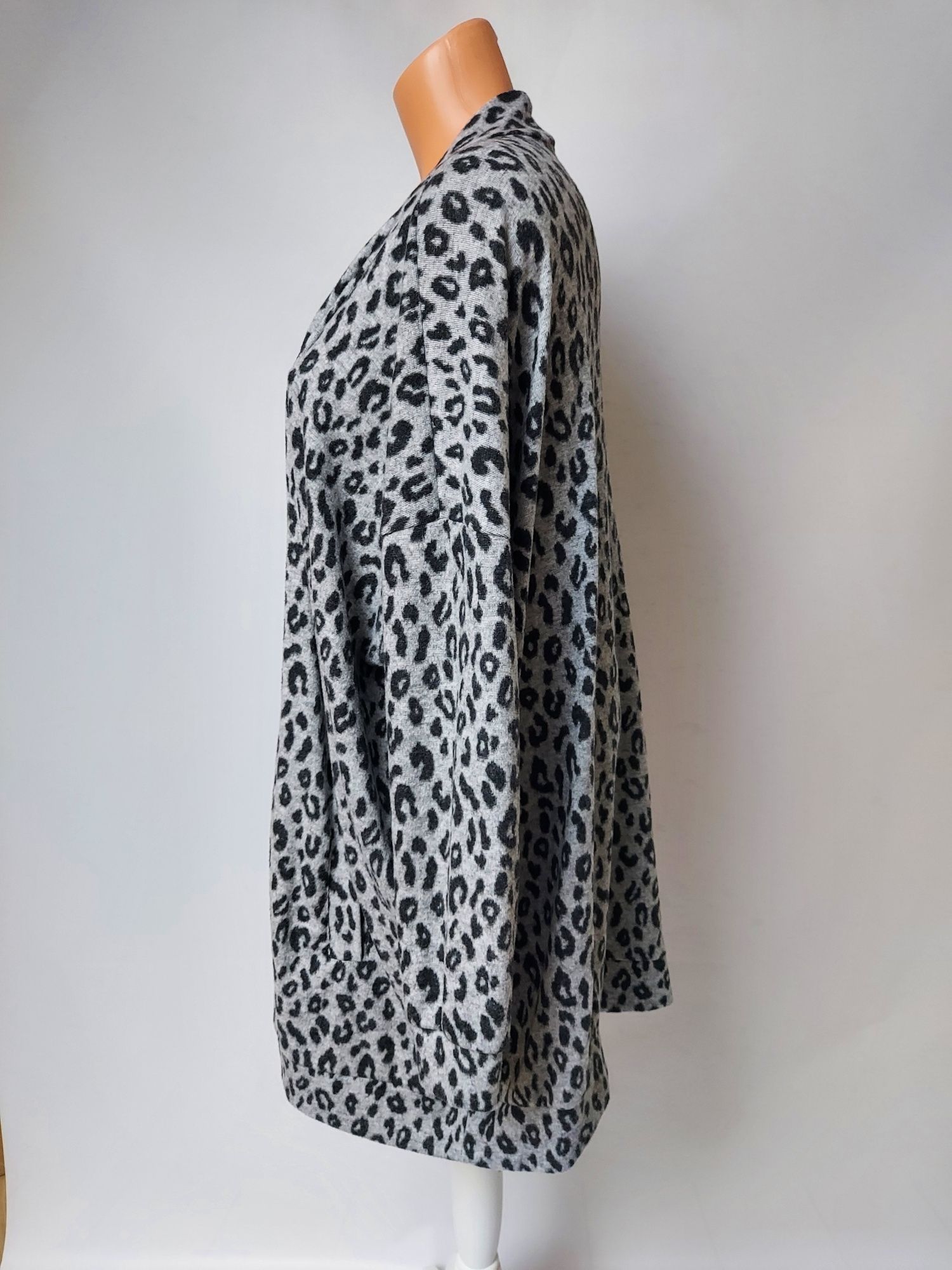 Szara sweterkowa narzutka kardigan w czarną  panterkę Yessica  XL 42