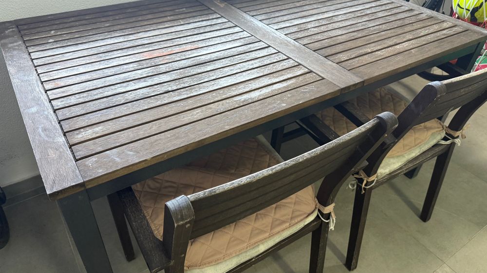 Mesa de jardim com 4 cadeiras em óptimo estado.Madeira certificada .