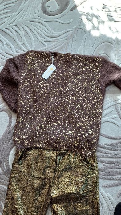 Sweterek nakrapiany zlotem
