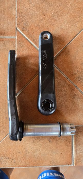 Cranks carbono Race face SL, guiador aero Giant