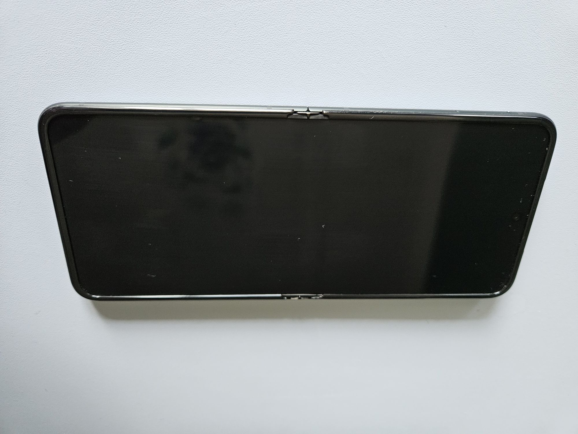 Телефон Motorola Razr 40. Працює тільки половина екрана