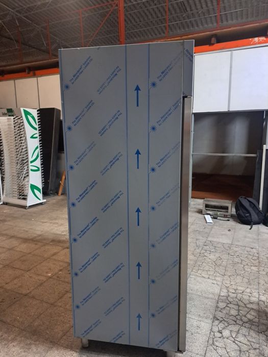 Este é um refrigerador de carne para armazenar carne. Está funcionando