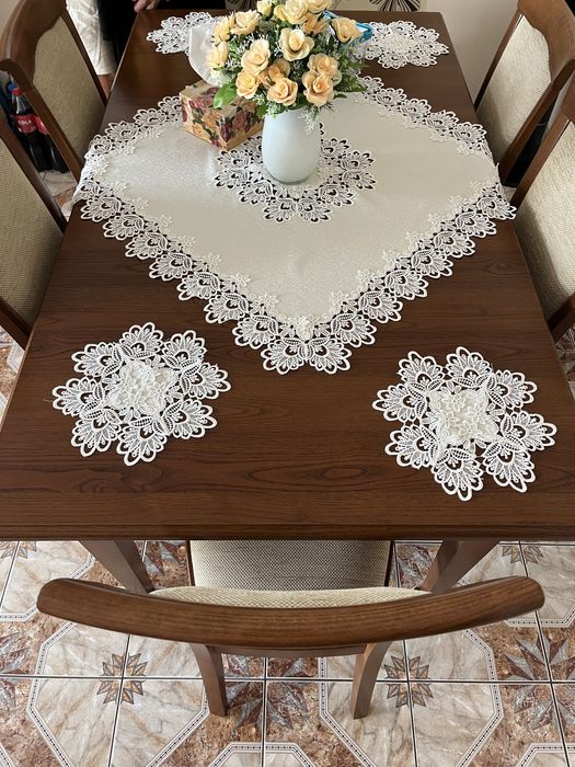 stoł do jadalni z krzesłami kolekcja Kent z Black Red White