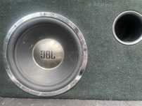 Subwoofer JBL (12 cali w obudowie bass-reflex)