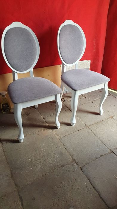 Stół okrągły z krzesłami