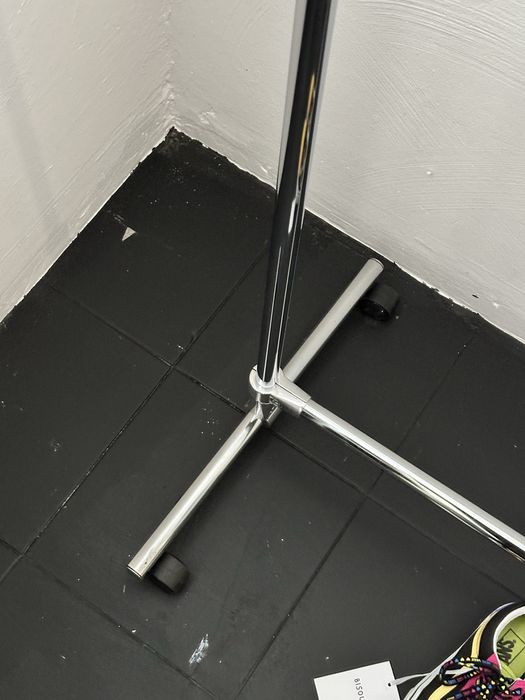 Металевий рейл для одягу