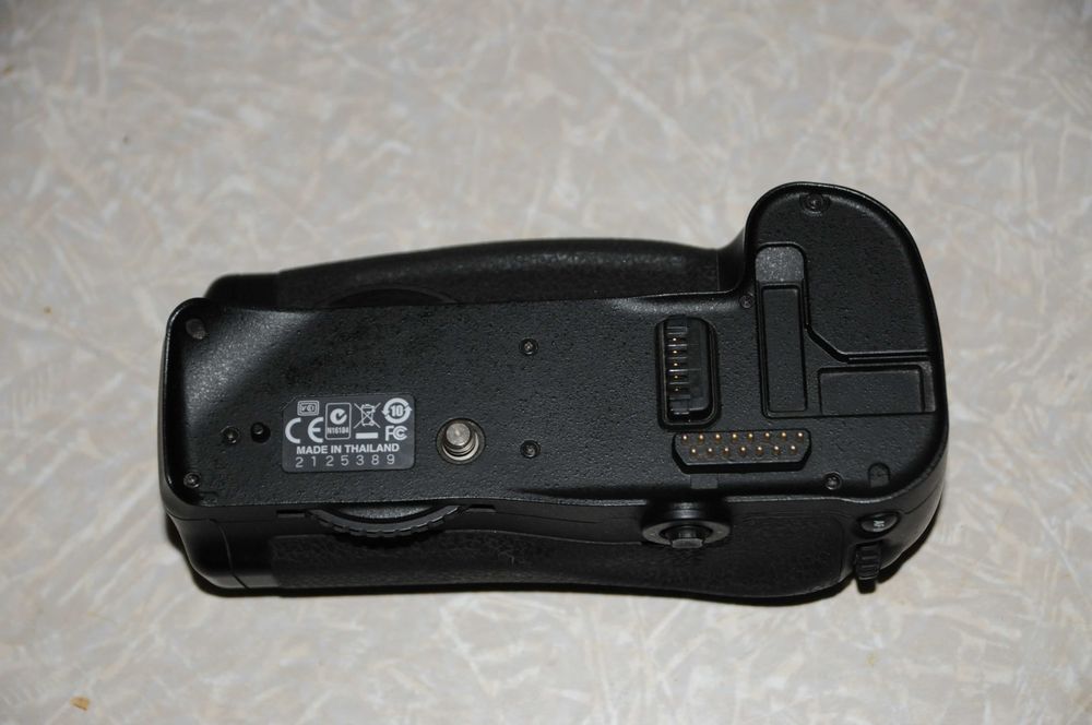 Бустер батарейний блок Nikon MB-D10 для Nikon D700 D300 D300s