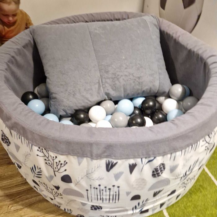 Suchy basen z kulkami