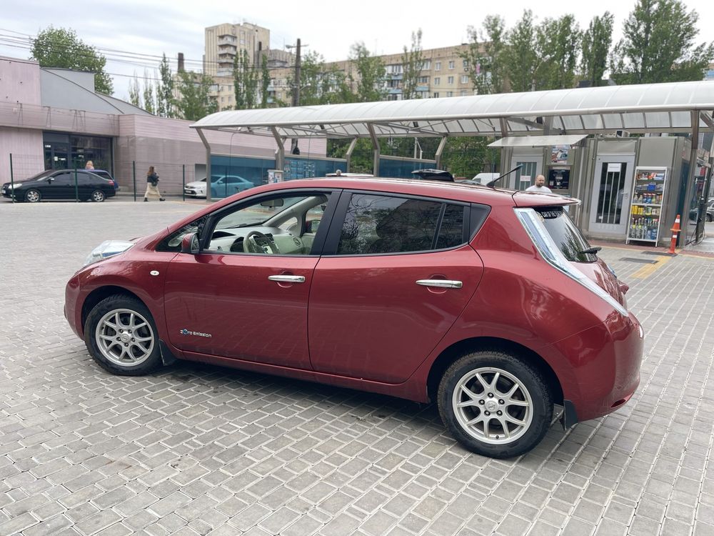 Продам Nissan Leaf