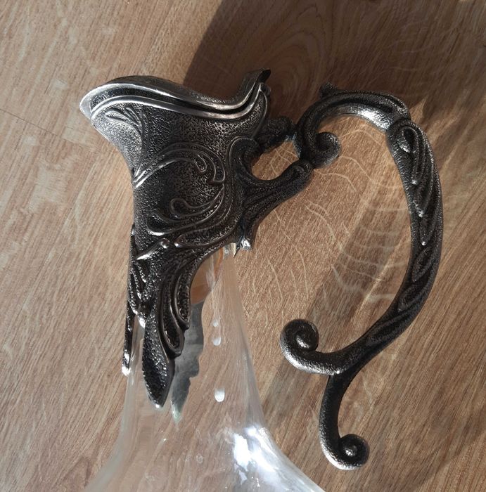 Karafka na wino w neoklasycystycznym stylu