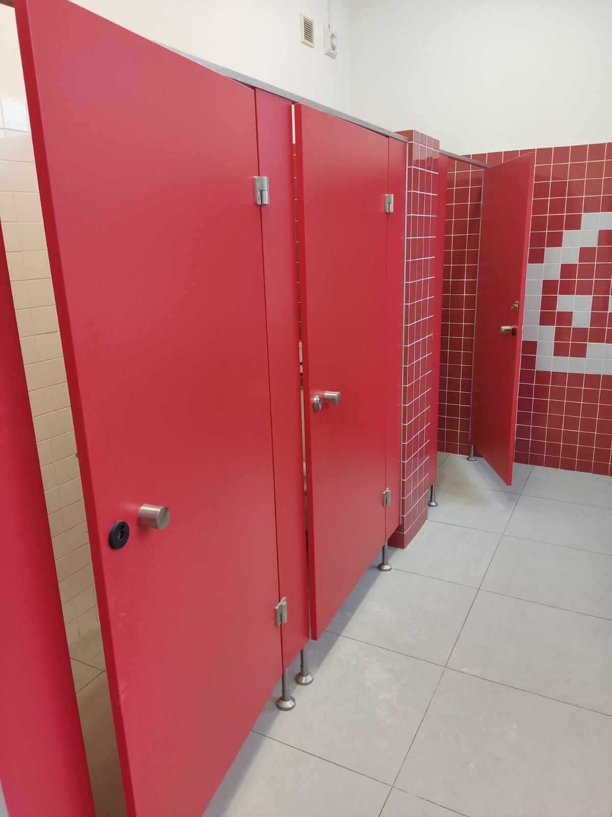 Zabudowa łazienkowa drzwi łazienkowe zabudowa toalet 4 kabiny zestaw