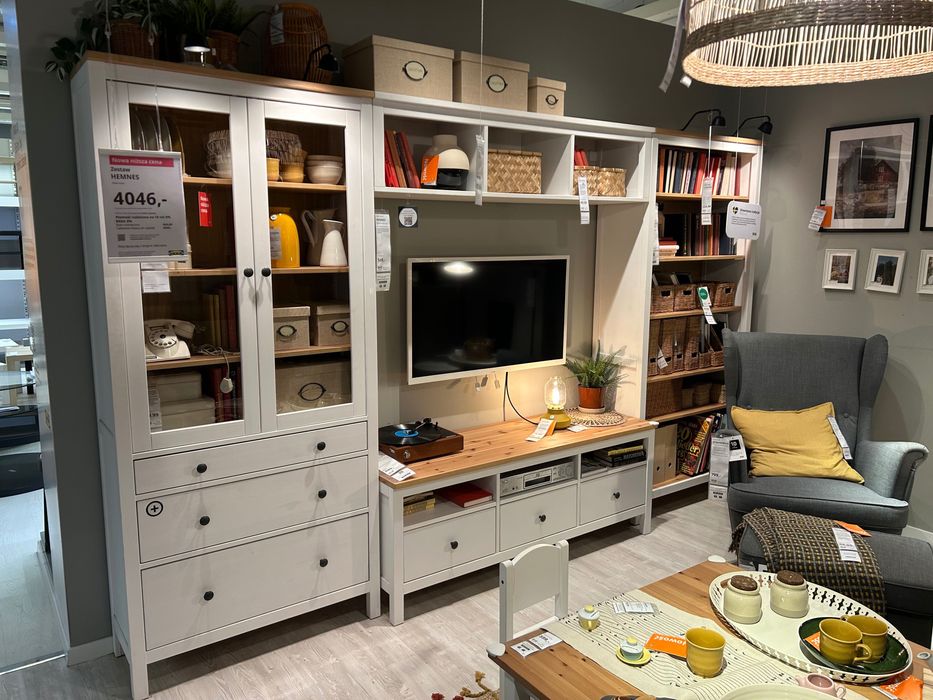 Zestaw Hemnes Ikea:szafka pod TV,regał,półka i witryna w dobrym stanie