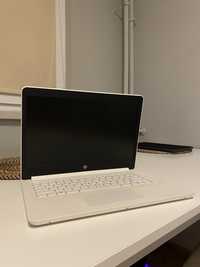 Biały laptop HP