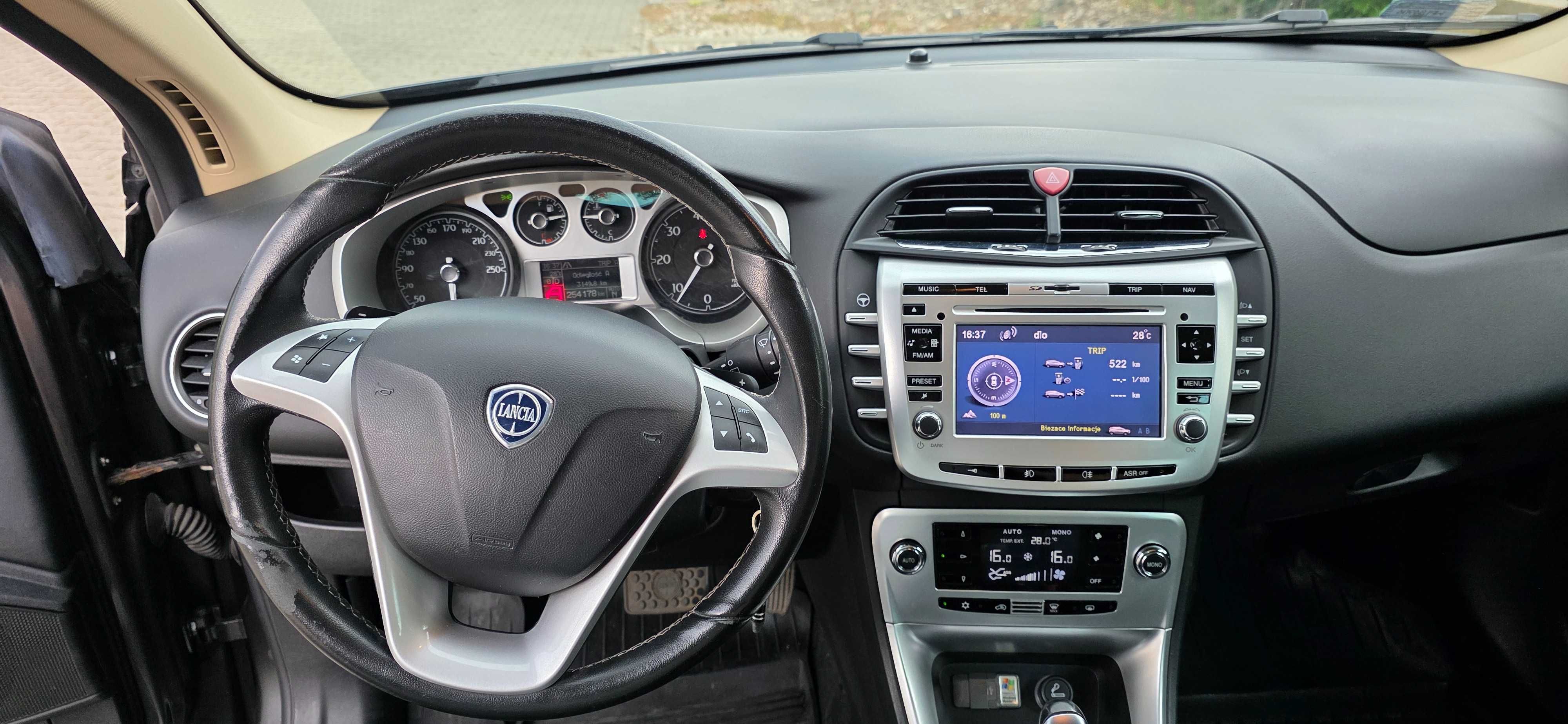 Lancia Delta 1.6 diesel, automat, szklany dach, alcantara, duży ekran