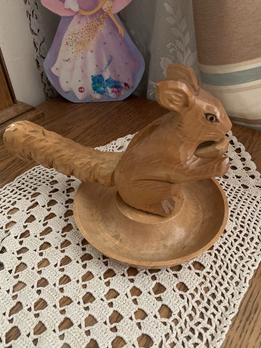 дерев’яний горіхокол–Білка в ручну різьблений