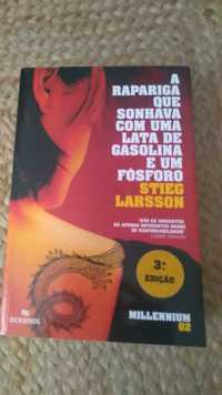 Livro A rapariga que sonhava com uma lata de gasolina e um fósforo