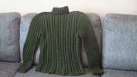 Ciepły sweter golf robiony na drutach