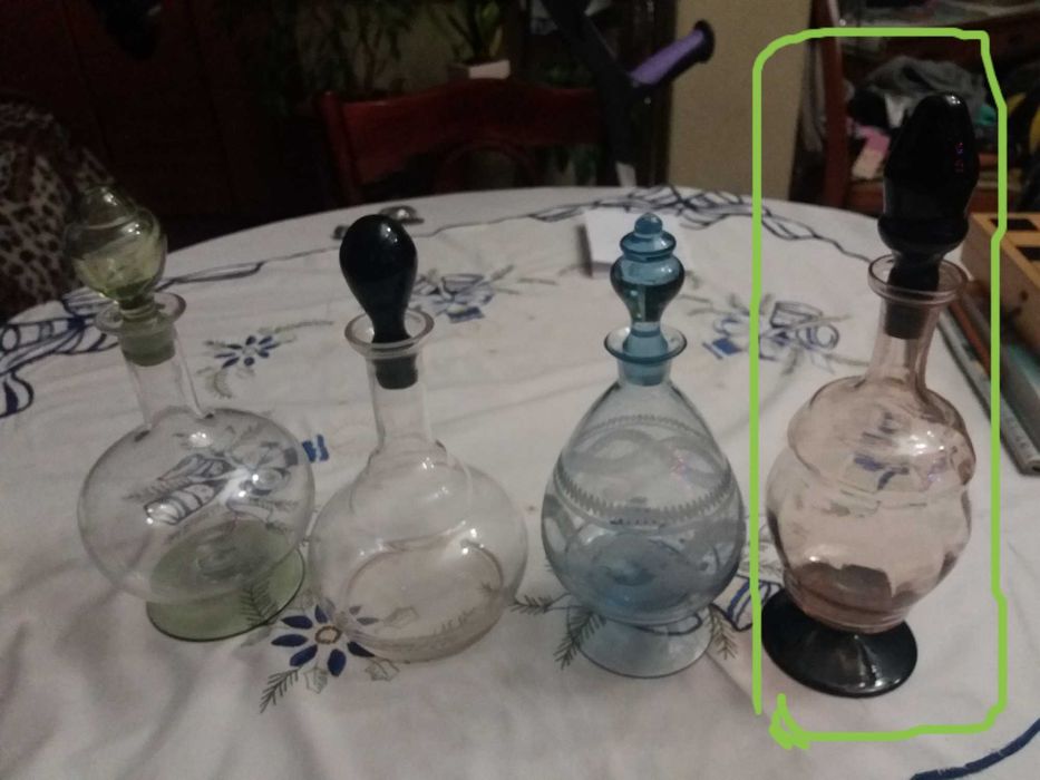 Przedwojenna, rozalinowa karafka z Huty Hortensja.