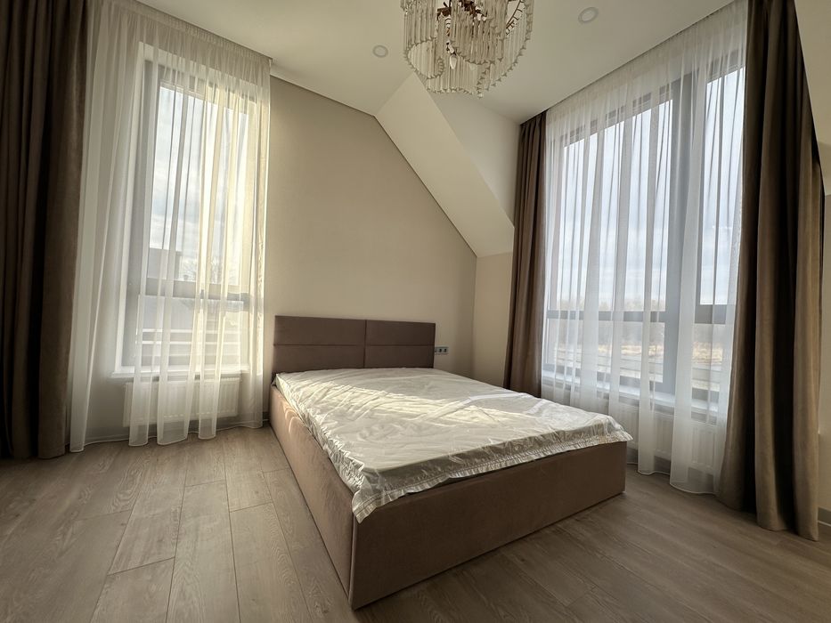 Будинок в закритому котеджному містечку з шикарним новим ремонтом