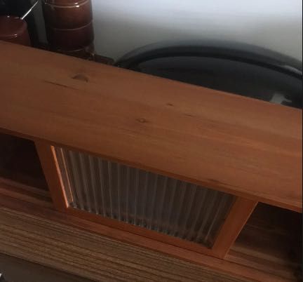 Pequeno móvel expositor com portas em vidro