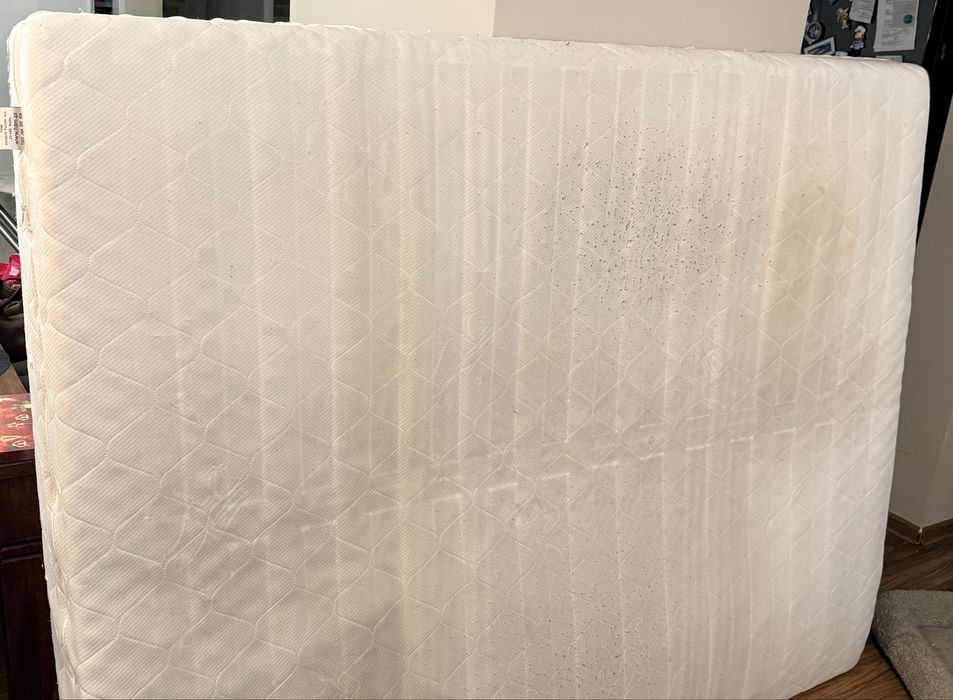 Łóżko z materacem i żebrowaniem