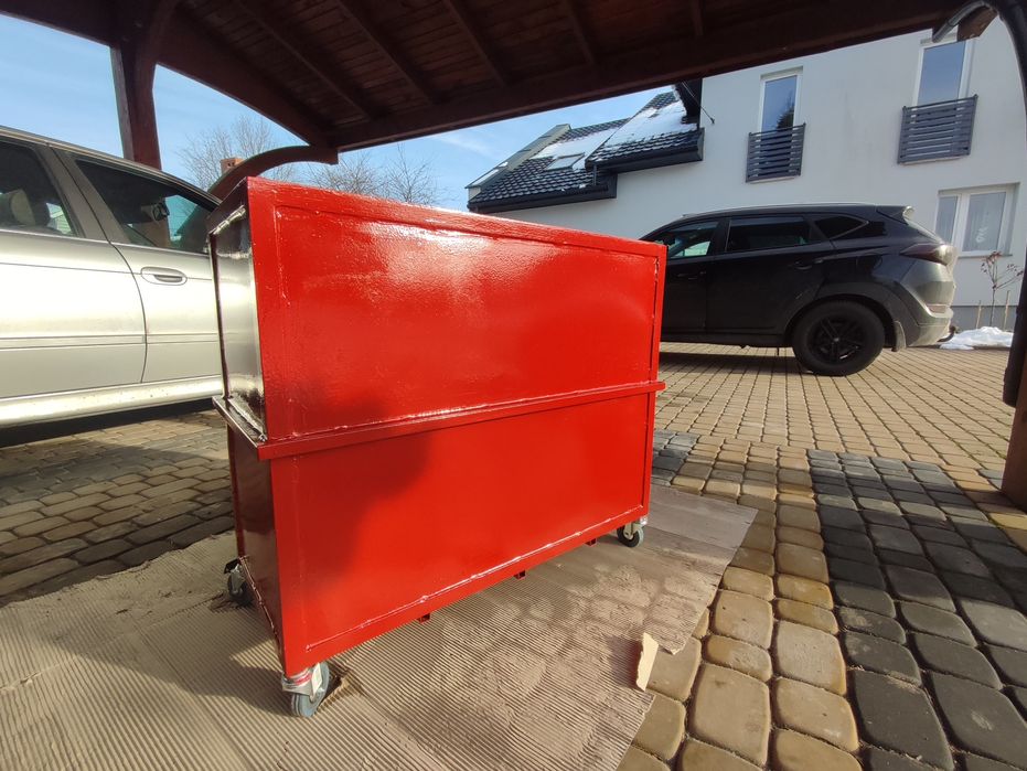 Wanna stalowa z kółkami oraz kranem spustowym.