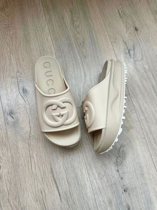 GUCCI Klapki Komfortowe Śliczne klapki r.39