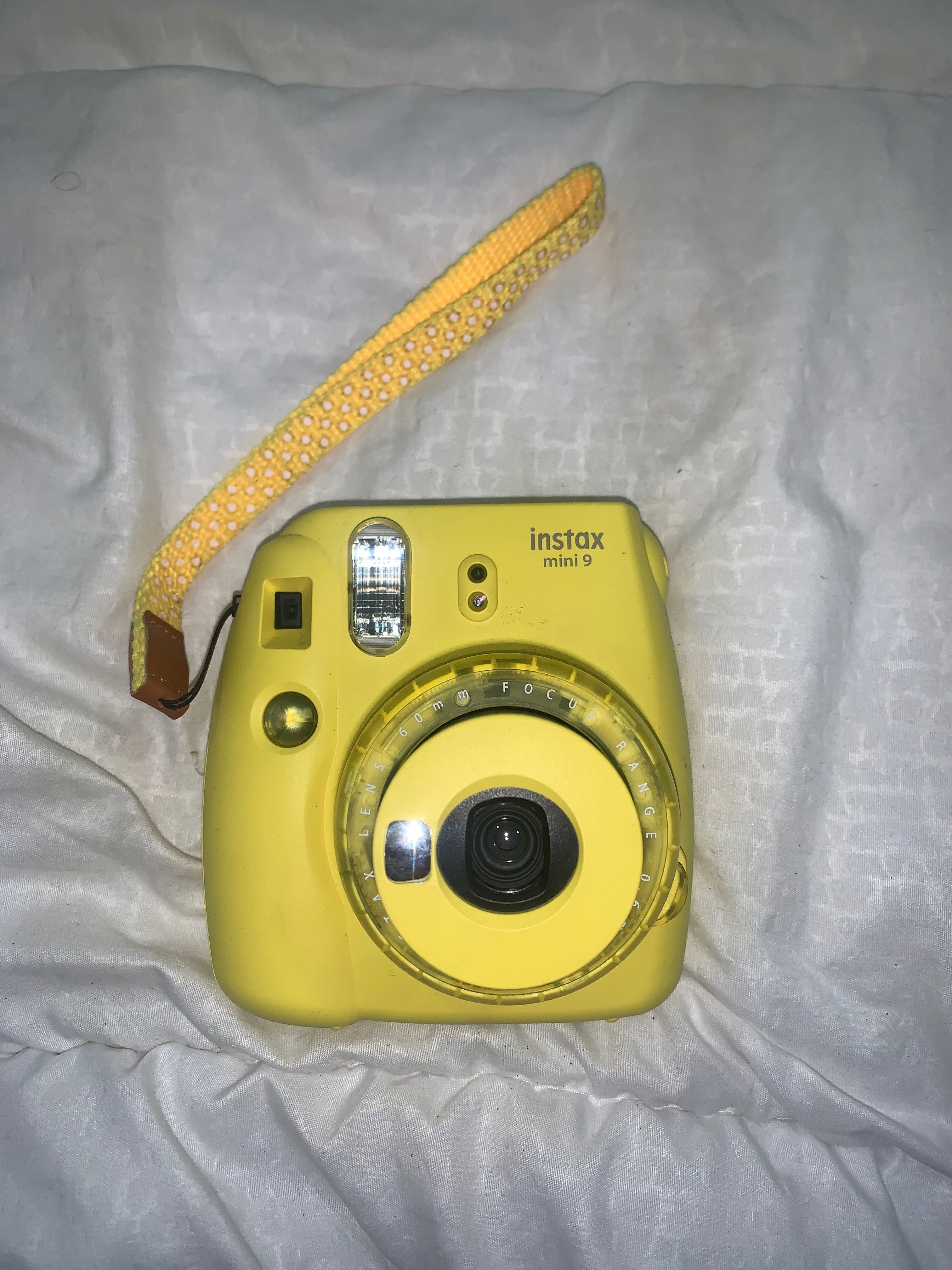 Instax mini 9 amarela