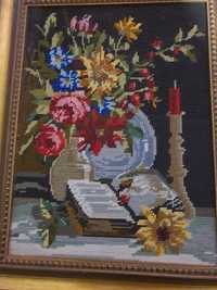 Tkany obraz w ozdobnej ramie księga świecznik bukiet kwiatów