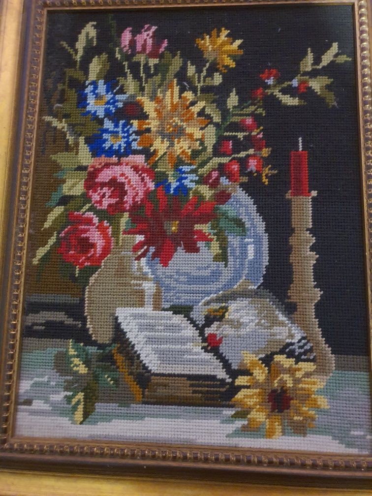 Tkany obraz w ozdobnej ramie księga świecznik bukiet kwiatów