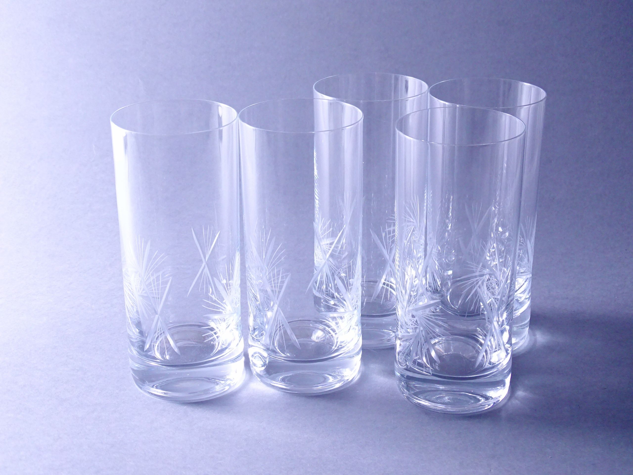 piękne szklifowane szklanki kryształowe
