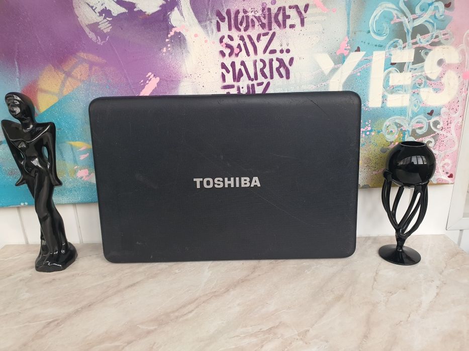 Ноутбук Toshiba. 17 дюймів