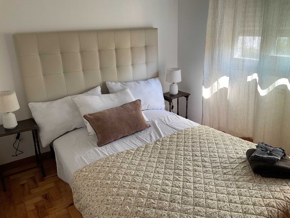 Casa T6 com duplo salão, jardim e garagem – São Domingos de Rana –