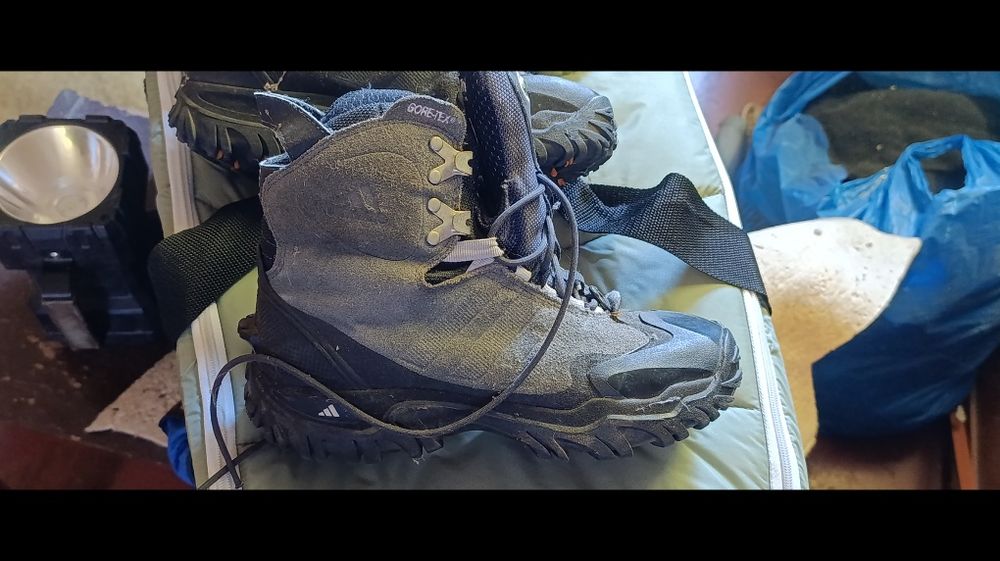 Чоботи, черевики, кросівки. Ботинки, кроссовки.