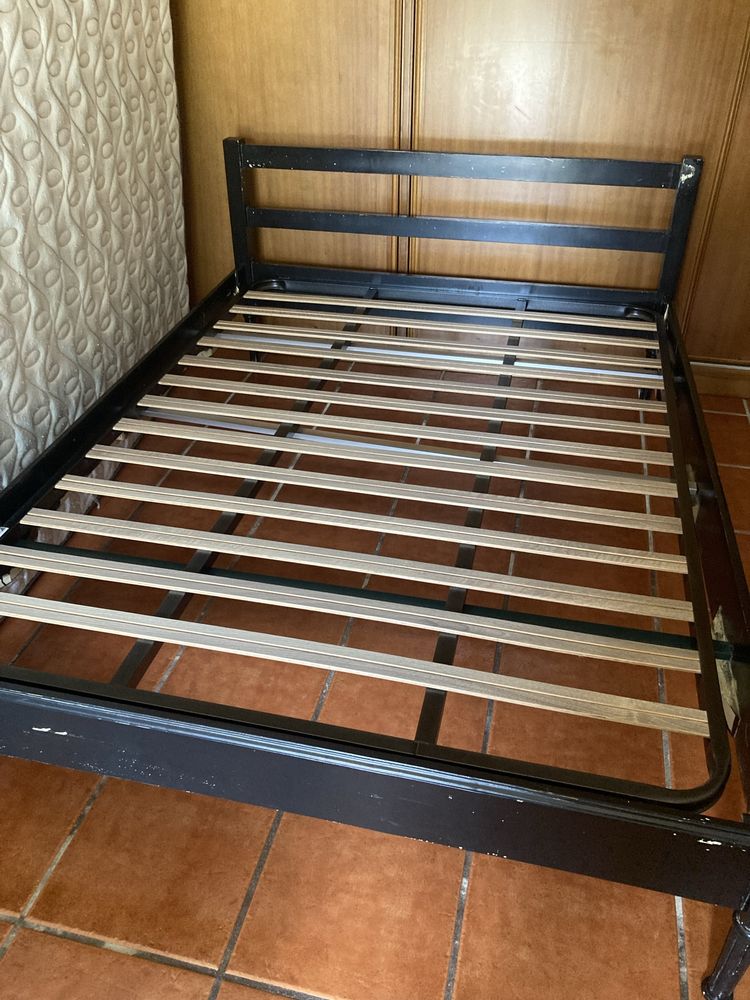 Vendo cama de casal de madeira preta, com estrado e colchão!