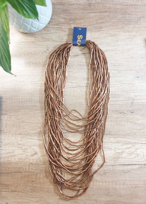 Colar castanho da marca Seanna