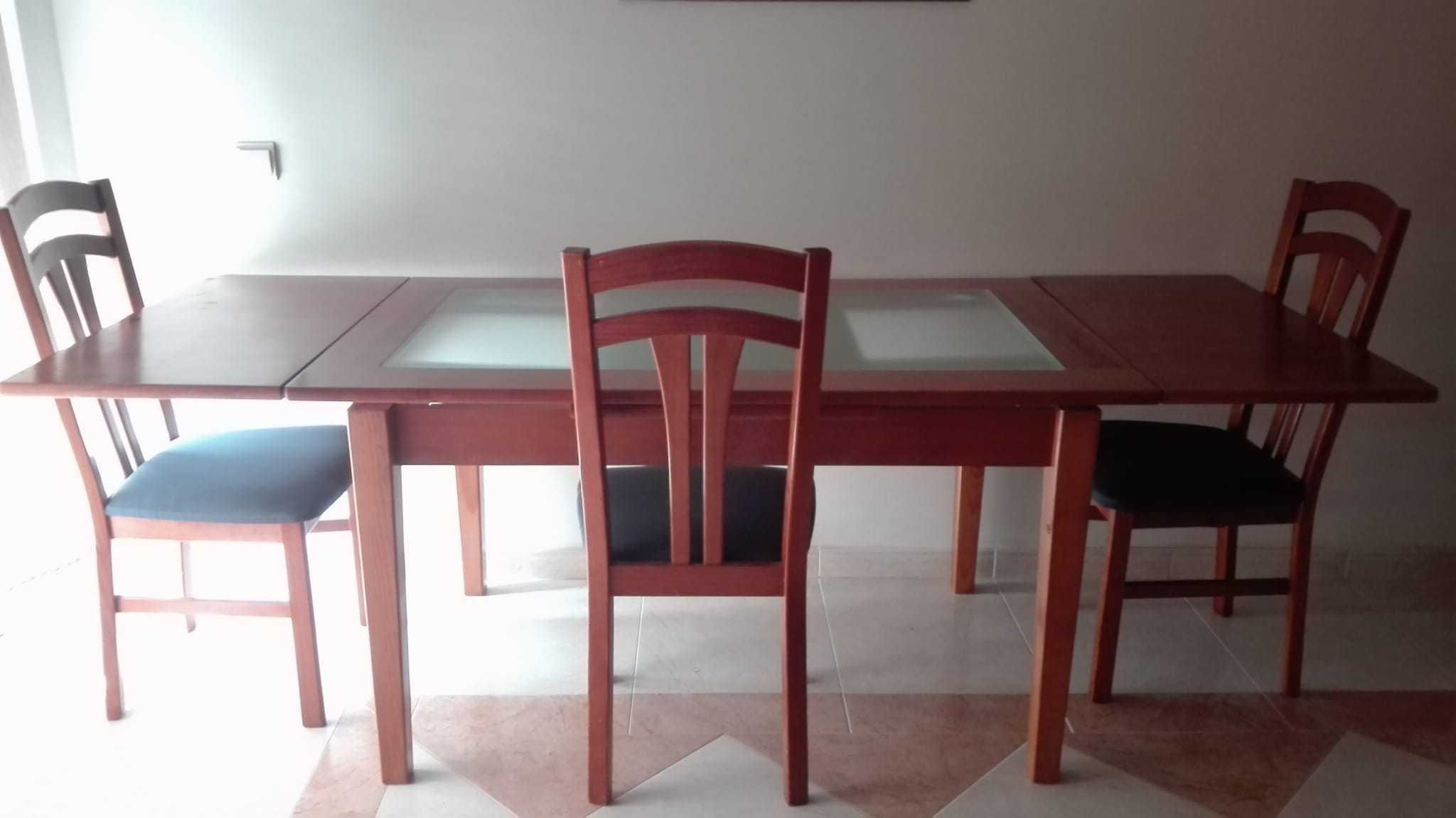 Vendo mesa de sala de jantar extensível + 3 cadeiras. Cor pinho mel.