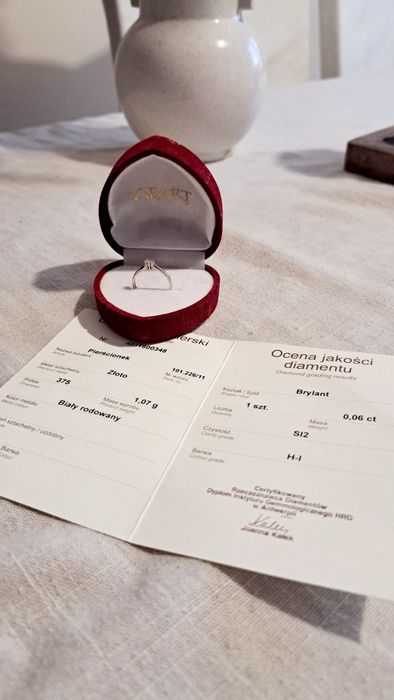 Pierścionek zaręczynowy białe złoto z brylantem apart
