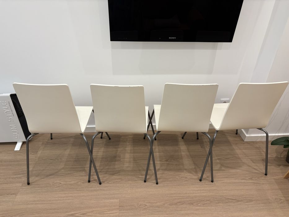 4 Cadeiras brancas com pés metálicos