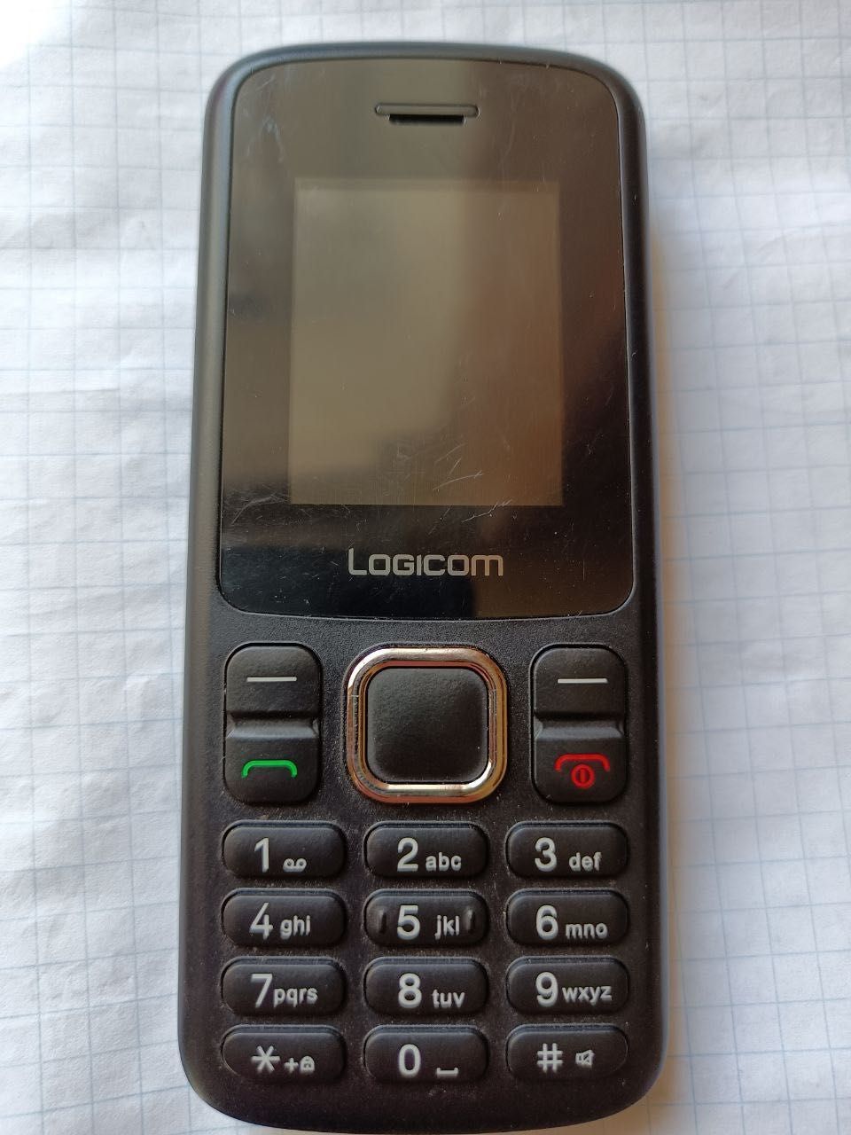 Недорогий мобільний телефон Logicom з ліхтариком