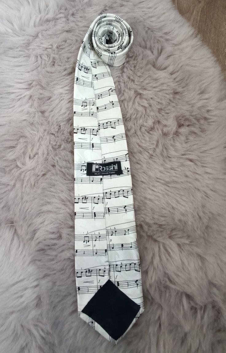 Краватка Rossini в музичному стилі/ноти
Довжина 151см
Стан ідеальний