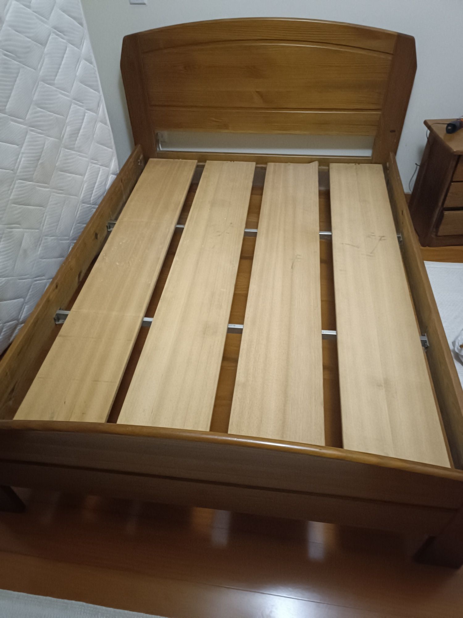 Cama de casal com colchão 140x190cm