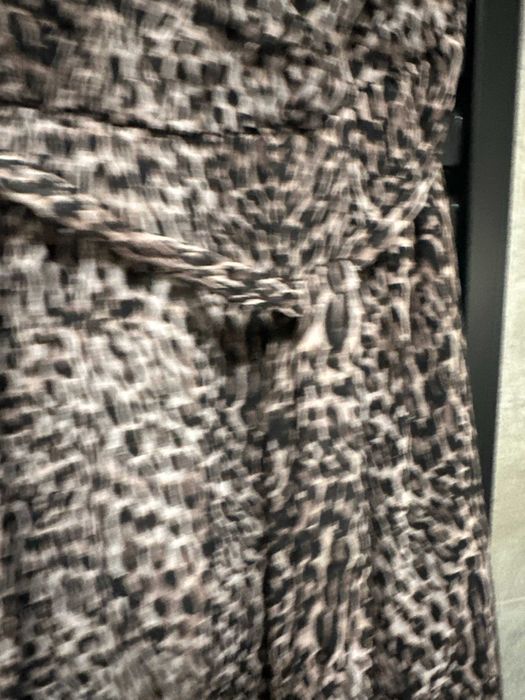 Długa sukienka na ramiączkach z rozcięciem panterka Mohito XS