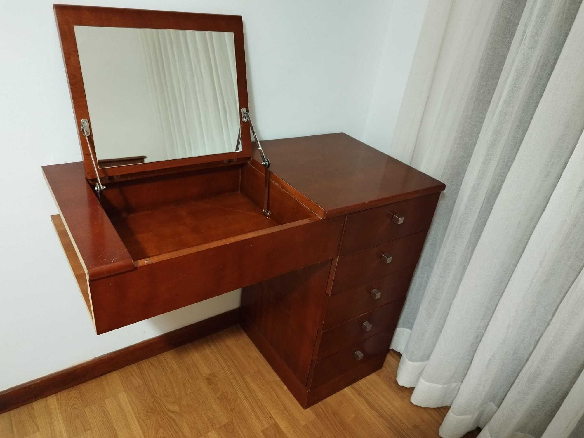 Secretaria em madeira