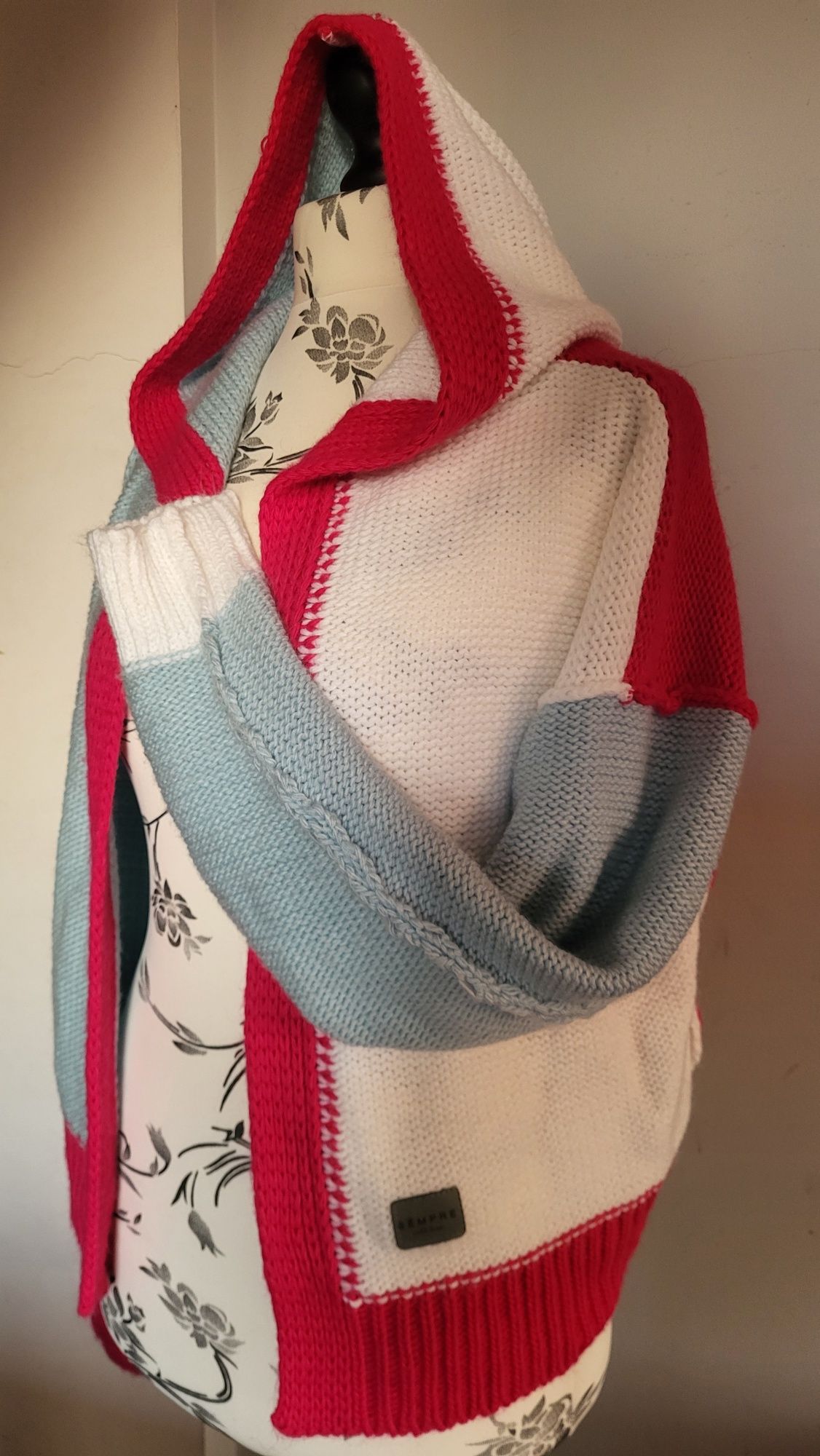 Sweter damski ze splotem warkocza na rękawie SÈMPRE oversize